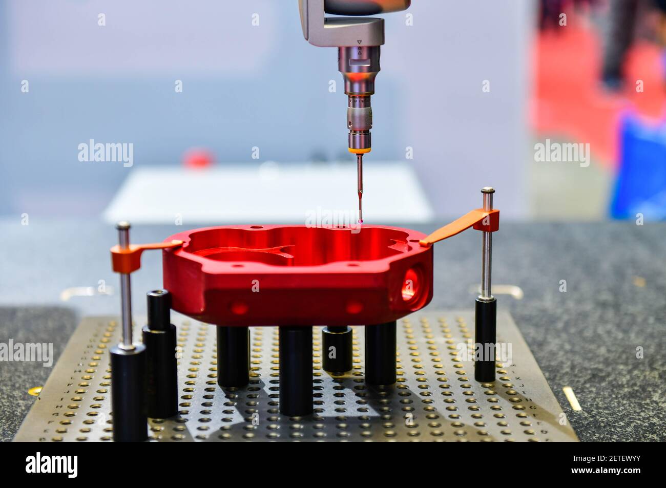 Close up automatico di macchina di misura a coordinate (CMM) per ispezione di precisione elevata parte durante la lavorazione Foto Stock