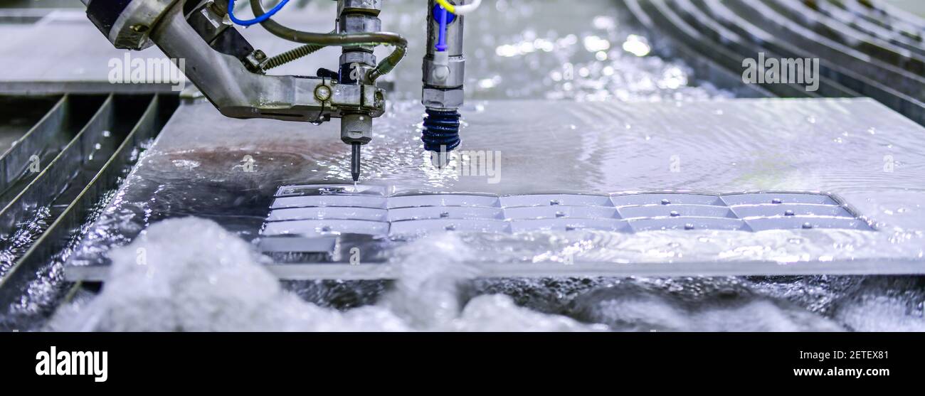 Macchina per il taglio di lamiera d'acciaio a getto d'acqua CNC , lavorazione industriale dei metalli Foto Stock