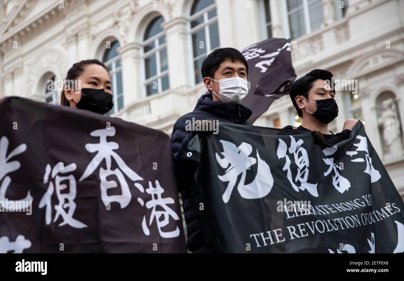 Londra, Regno Unito. 01 Marzo 2021. I sostenitori di Hong Kong hanno bandito le bandiere di protesta durante la manifestazione.circa 50 sostenitori di Hong Kong si sono riuniti a Piccadilly Circus a Londra per esprimere solidarietà a sostegno dei 47 attivisti pro-democrazia di Hong Kong che hanno contribuito alle elezioni primarie dello scorso anno e sono stati accusati di cospirazione per sovvertire il potere statale sotto La legge nazionale sulla sicurezza, quando partecipano alla loro prima udienza di corte a Hong Kong. Credit: SOPA Images Limited/Alamy Live News Foto Stock