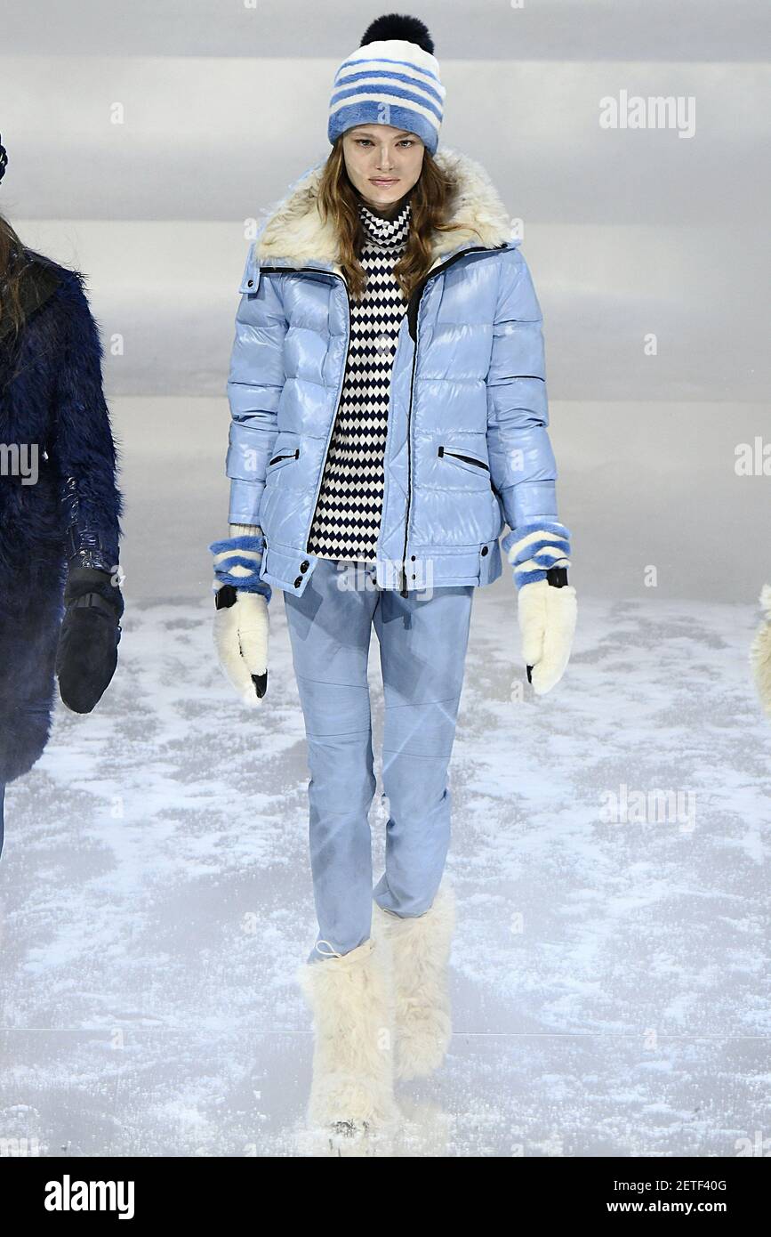 Un modello presenta un pezzo della collezione Womenswear Autunno/Inverno  2017 di Moncler Grenoble durante la