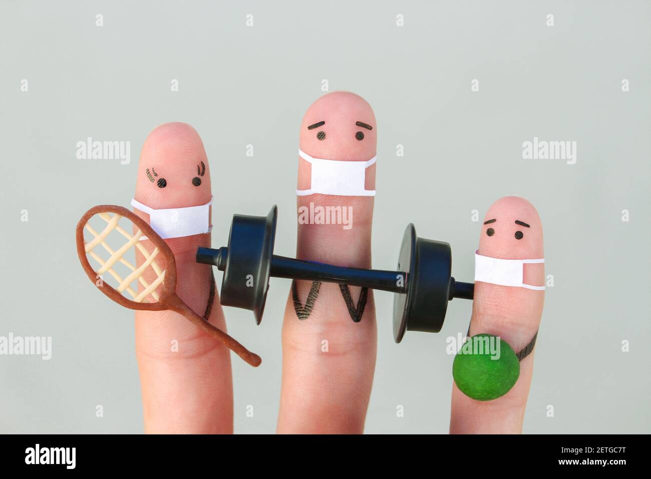 Fingers arte di persone felici in maschera medica da COVID-2019. Concetto di famiglia nello sport. Foto Stock