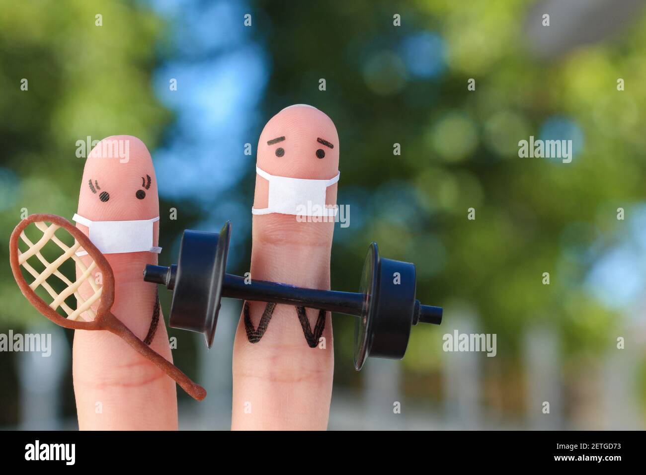 Fingers arte di felice coppia in maschera medica da COVID-2019. Concetto di famiglia nello sport. Foto Stock