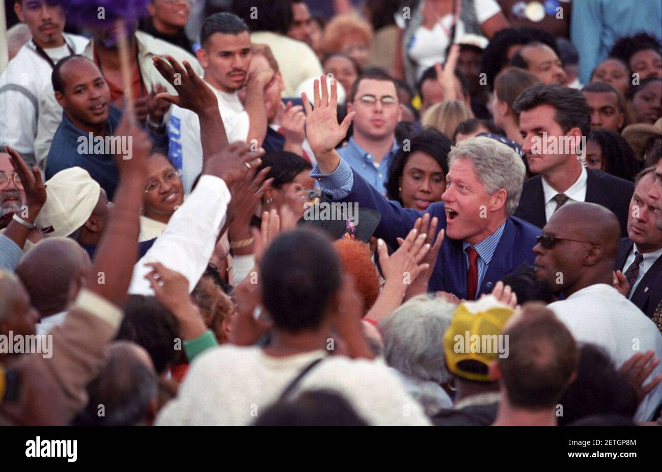Fotografia del presidente William Jefferson Clinton che dà il benvenuto a una grande folla in occasione di un raduno ''Get out the vote'' a Los Angeles, California, 11 02 2000. Foto Stock
