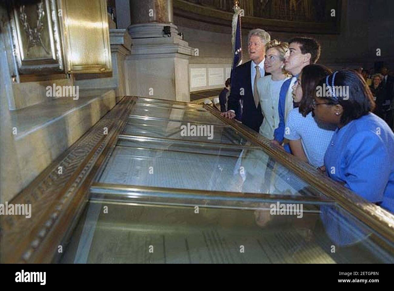 Fotografia del presidente William Clinton e Hillary Rodham Clinton che guarda alla Dichiarazione di indipendenza agli archivi nazionali di Washington, DC, 07-01-1999 (4924193514). Foto Stock