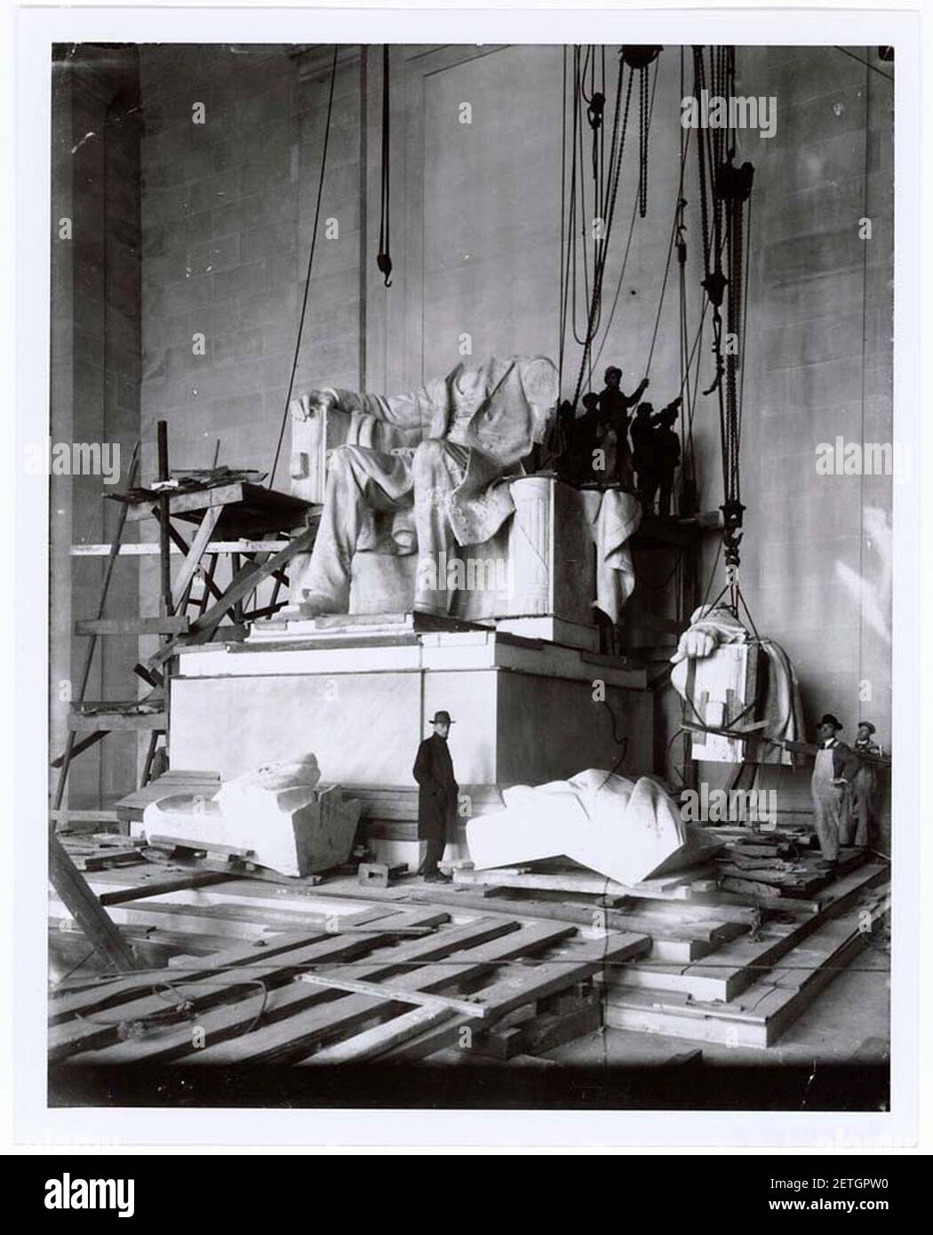 Fotografia dell'installazione della statua di Abraham Lincoln nel Lincoln Memorial, Washington, D.C., 1920 (4924193246). Foto Stock