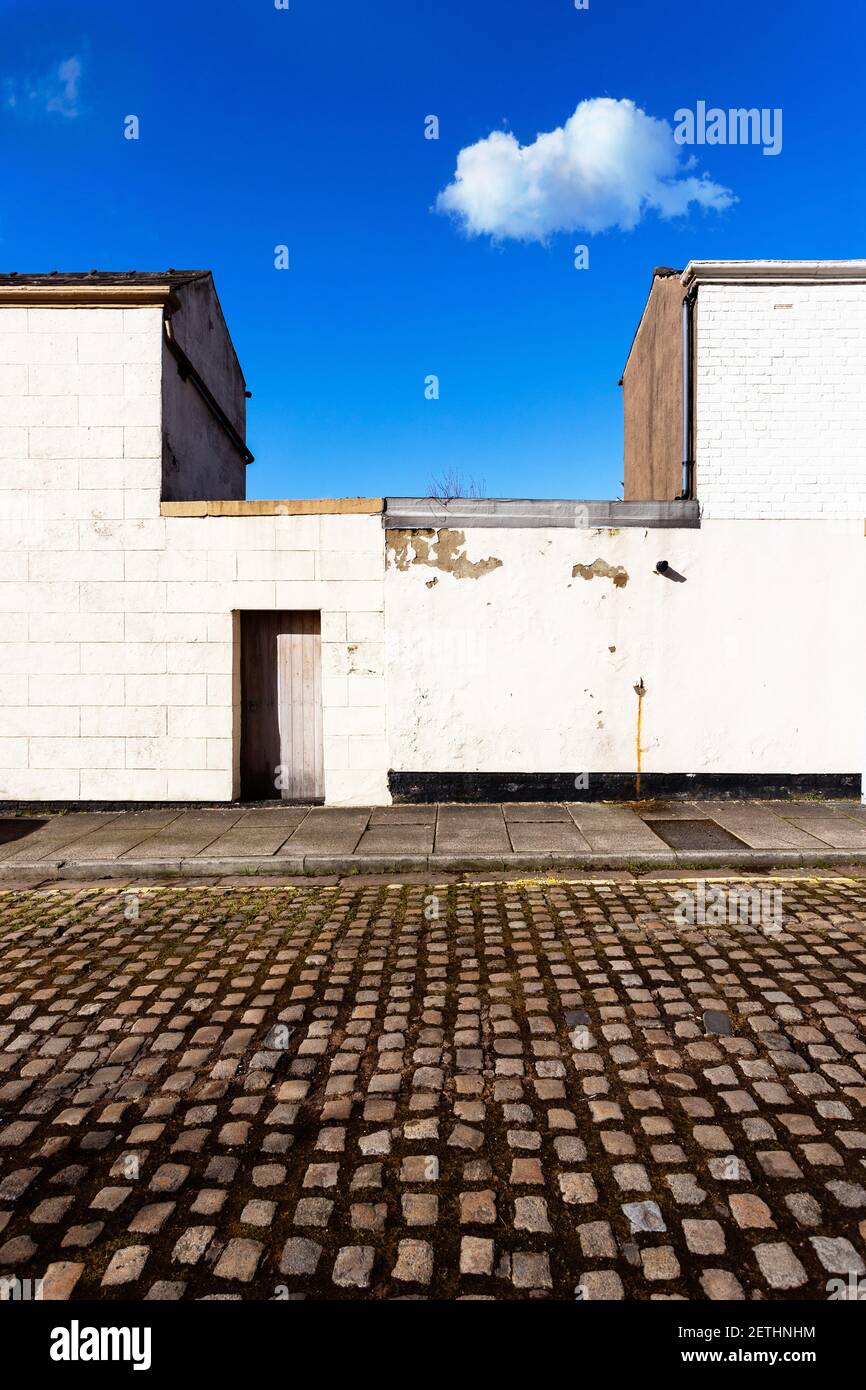 Immagine grafica di una strada lastricata Preston che mostra 2 proprietà, una porta posteriore e una nuvola solita. Foto Stock