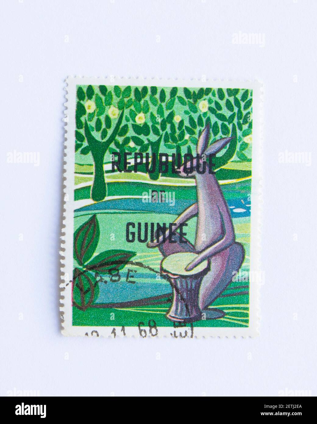 01.03.2021 Istanbul Turchia. Guinea Repubblica Postale Stamp. Circa 1968. leuk la lepre e il tamburo Foto Stock