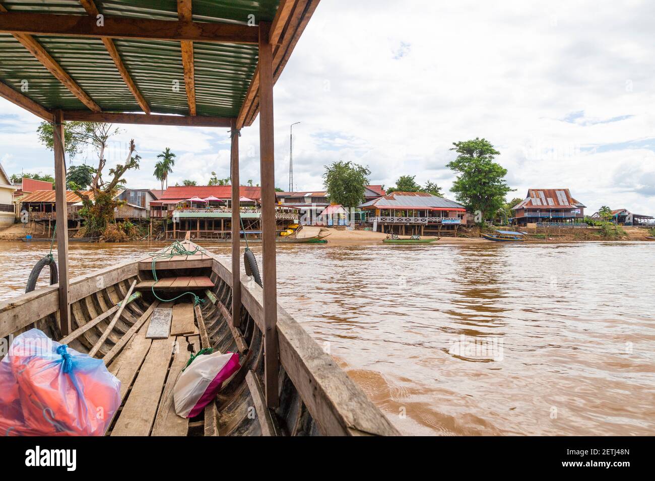 Taxi Barche sull'isola di Don Det nel Laos meridionale. Paesaggio naturale su quattro migliaia di isole (si Phan Don) sul fiume Mekhong in Laos. Foto Stock