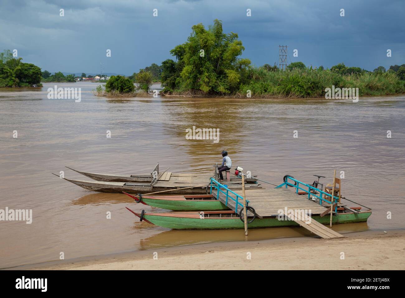 Taxi Barche sull'isola di Don Det nel Laos meridionale. Paesaggio naturale su quattro migliaia di isole (si Phan Don) sul fiume Mekhong in Laos. Foto Stock
