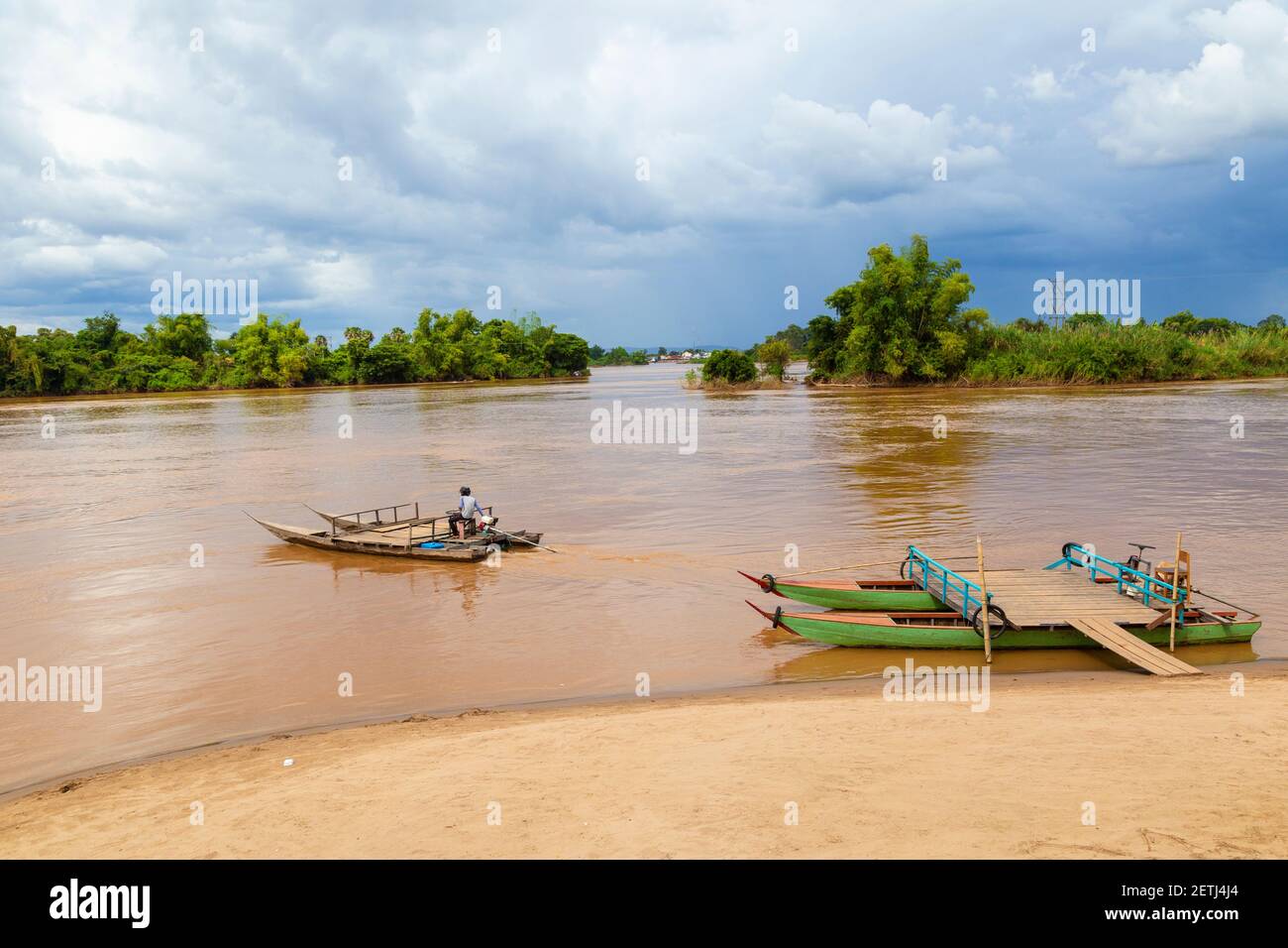 Taxi Barche sull'isola di Don Det nel Laos meridionale. Paesaggio naturale su quattro migliaia di isole (si Phan Don) sul fiume Mekhong in Laos. Foto Stock