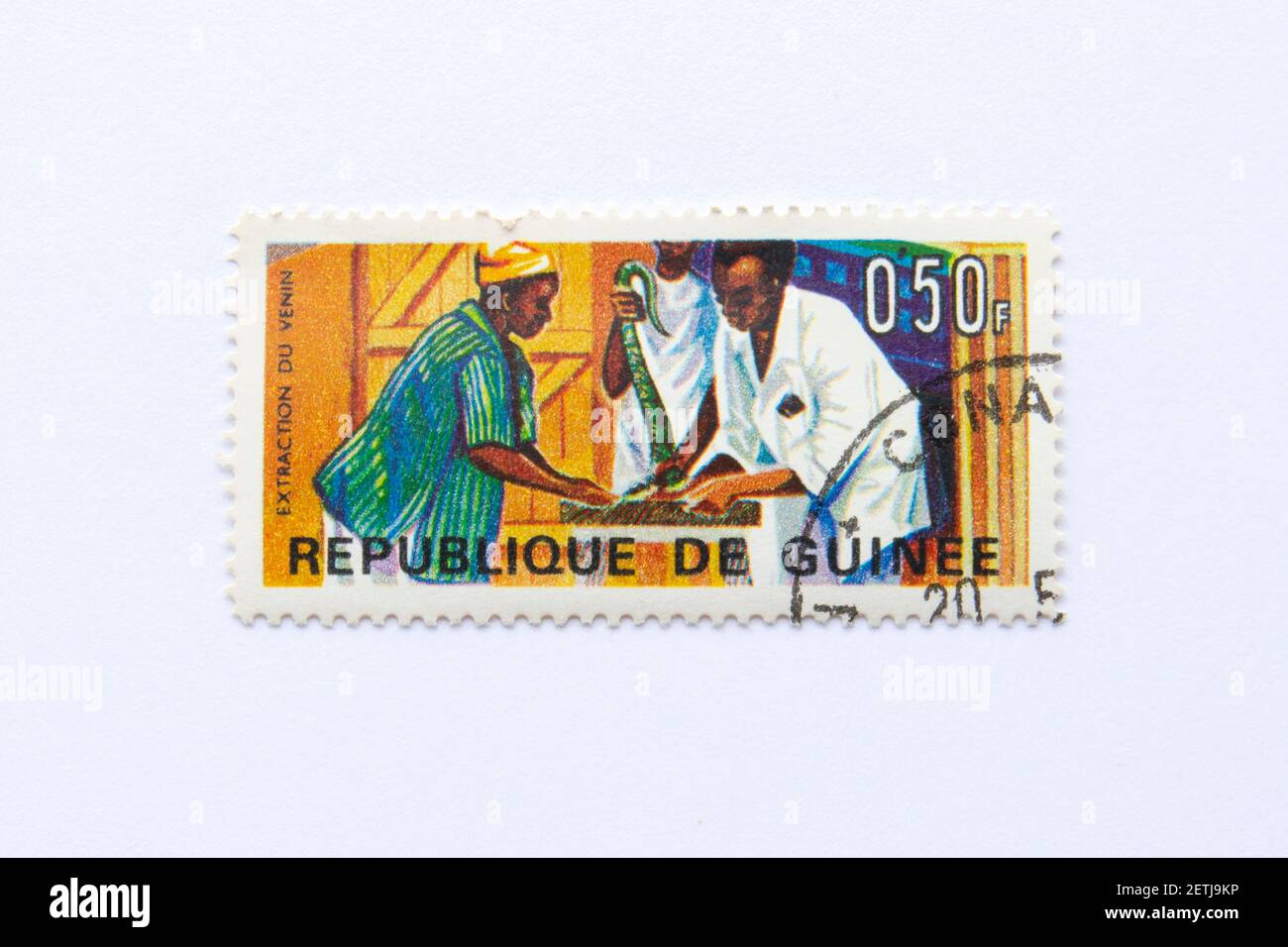 01.03.2021 Istanbul Turchia. Guinea Republic Poststage Stamp. Circa 1967. Rettili francobollo serie. Venom extaction Foto Stock