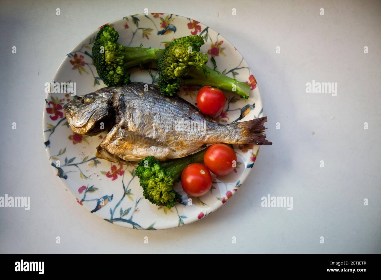 pesce orata alla griglia con pomodoro e broccoli Foto Stock