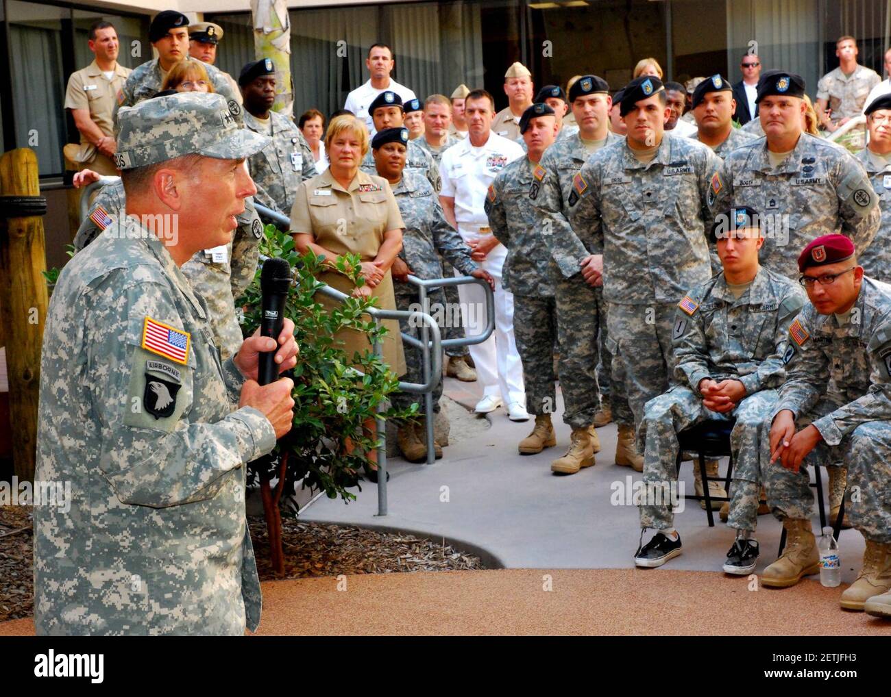 Il generale David H. Petreaus, comandante del comando centrale degli Stati Uniti, parla ai soldati feriti, ai marinai e ai marines durante una visita al Naval Medical Center di San Diego Foto Stock