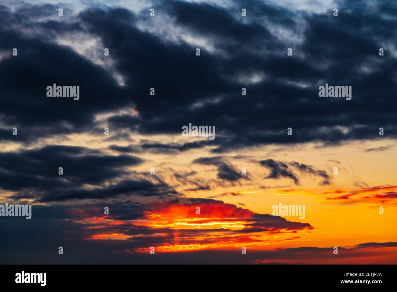 Colorato e vibrante tramonto cielo sfondo Foto Stock