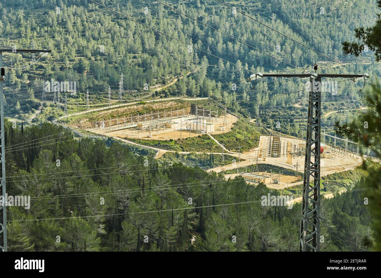 Vista dal Sataf Park alla sottostazione elettrica circondata da foresta Foto Stock
