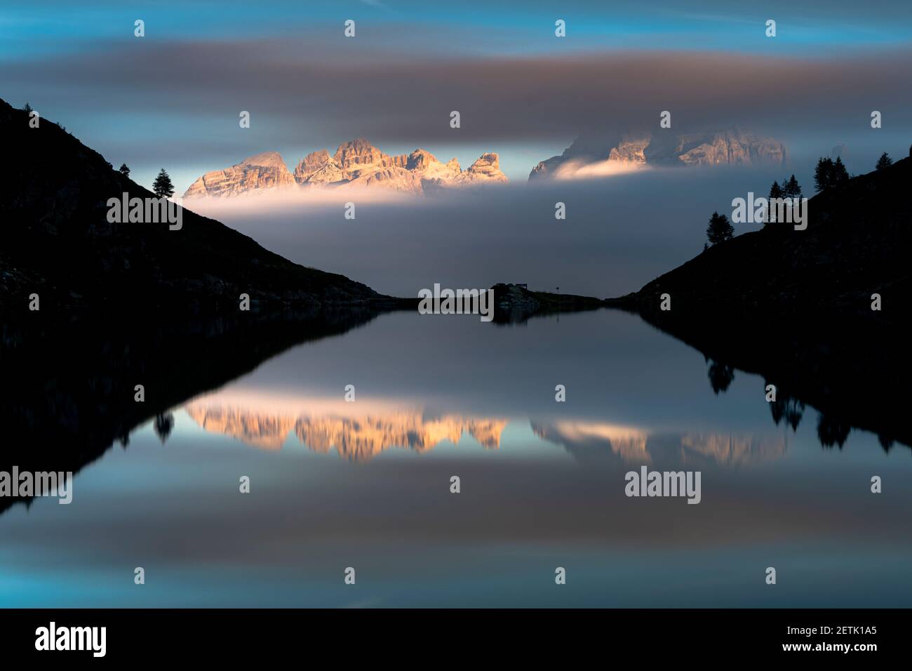 Le cime dolomitiche del Brenta si riflettono nel Lago di ritorno al tramonto, Madonna di Campiglio, provincia di Trento, Trentino-Alto Adige, Italia Foto Stock