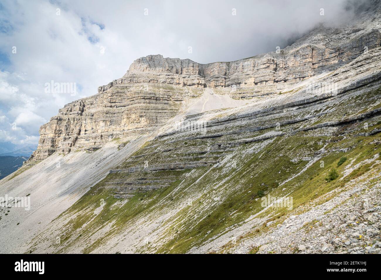 Cime rocciose delle Dolomiti di Brenta sul sentiero che porta alla zona geologica degli Orti della Regina, Madonna di Campiglio, Trentino-Alto Adige, Italia Foto Stock