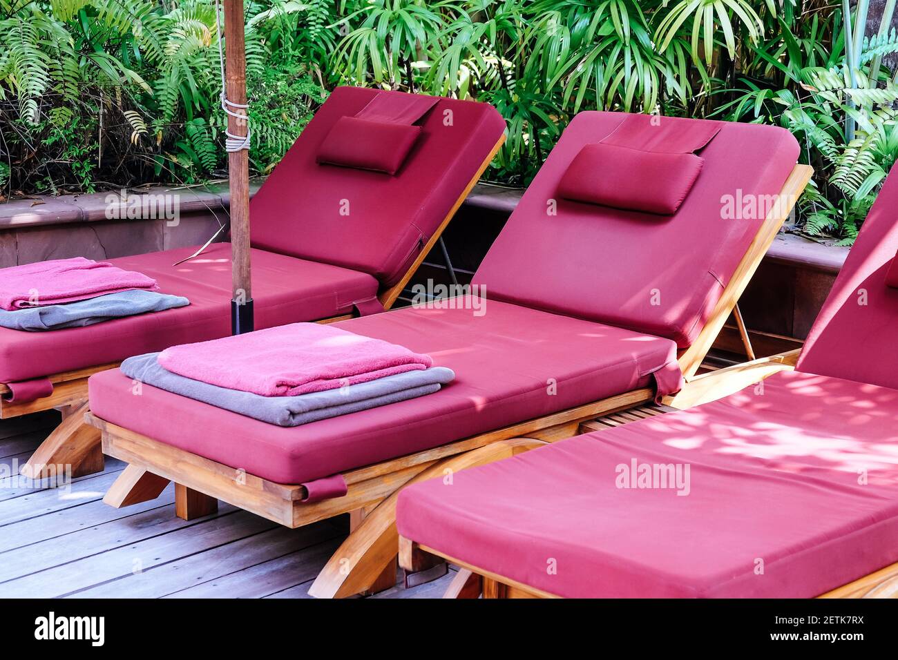Molti chaise lounge vicino alla piscina Foto Stock