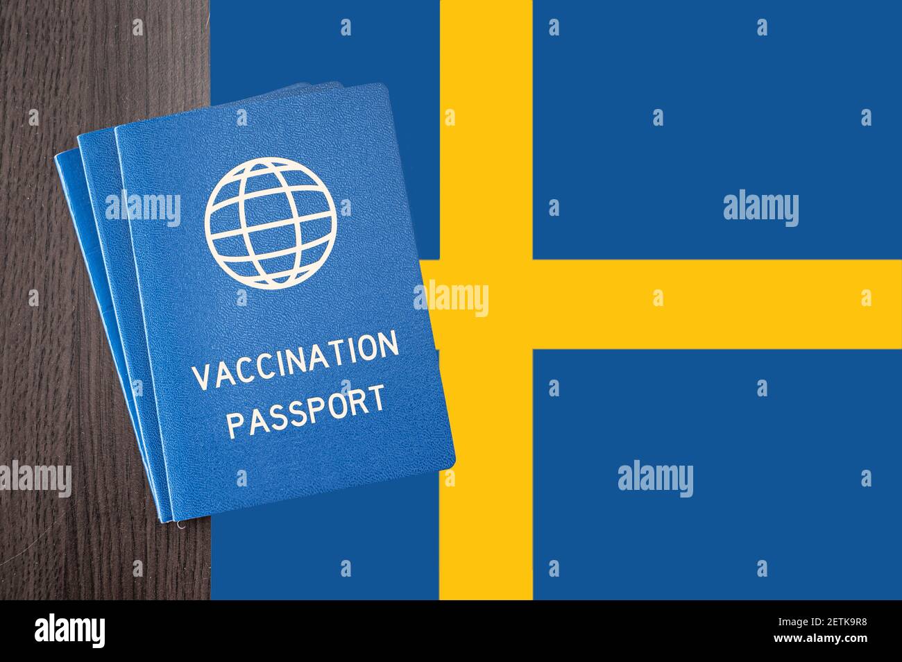 Concetto di passaporto globale di vaccinazione sulla bandiera svedese certificato per coloro che hanno ricevuto il vaccino del coronavirus. Foto Stock