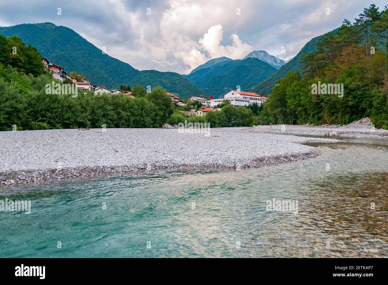 Bellissimo villaggio di montagna e fiume smeraldo. Tolmin, Slovenia Foto Stock