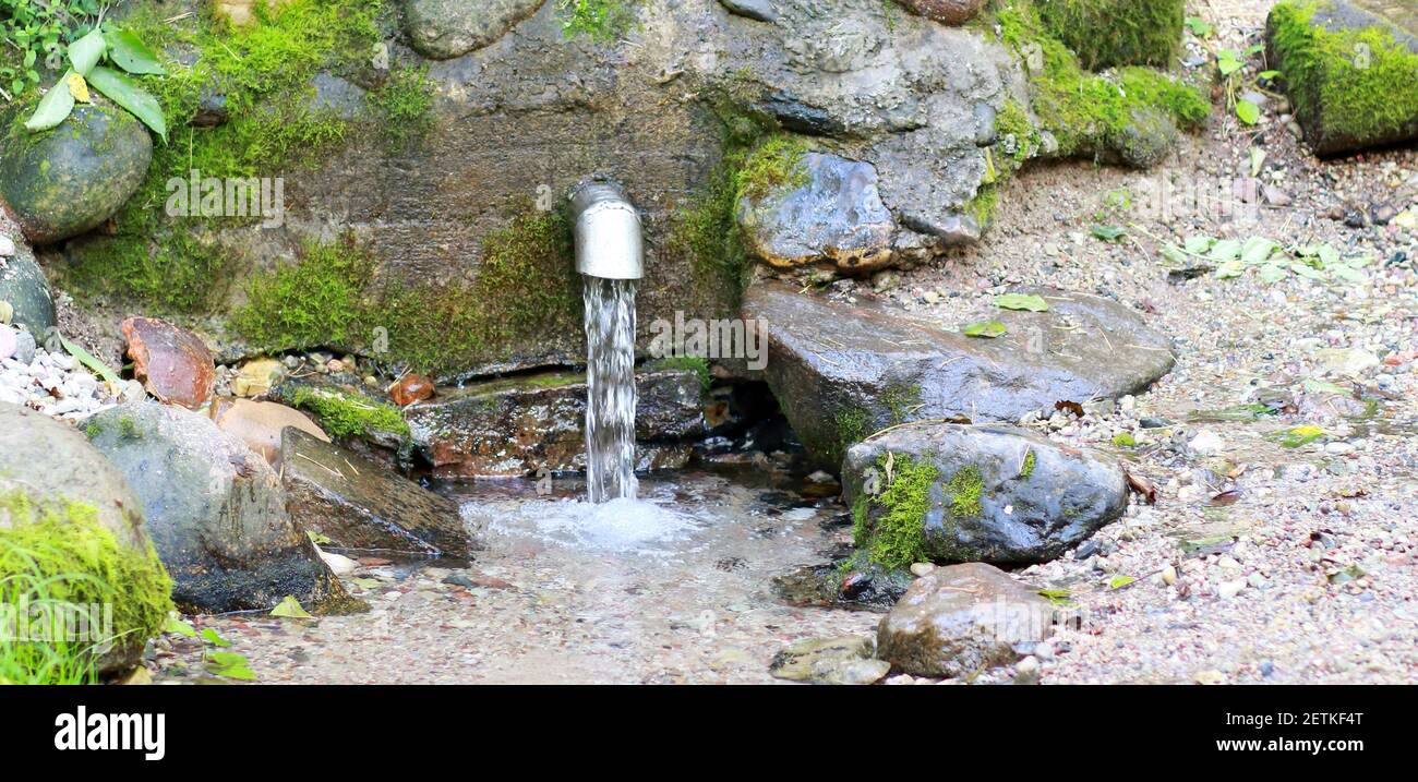 Primavera nel villaggio che scorre nel fiume Foto Stock