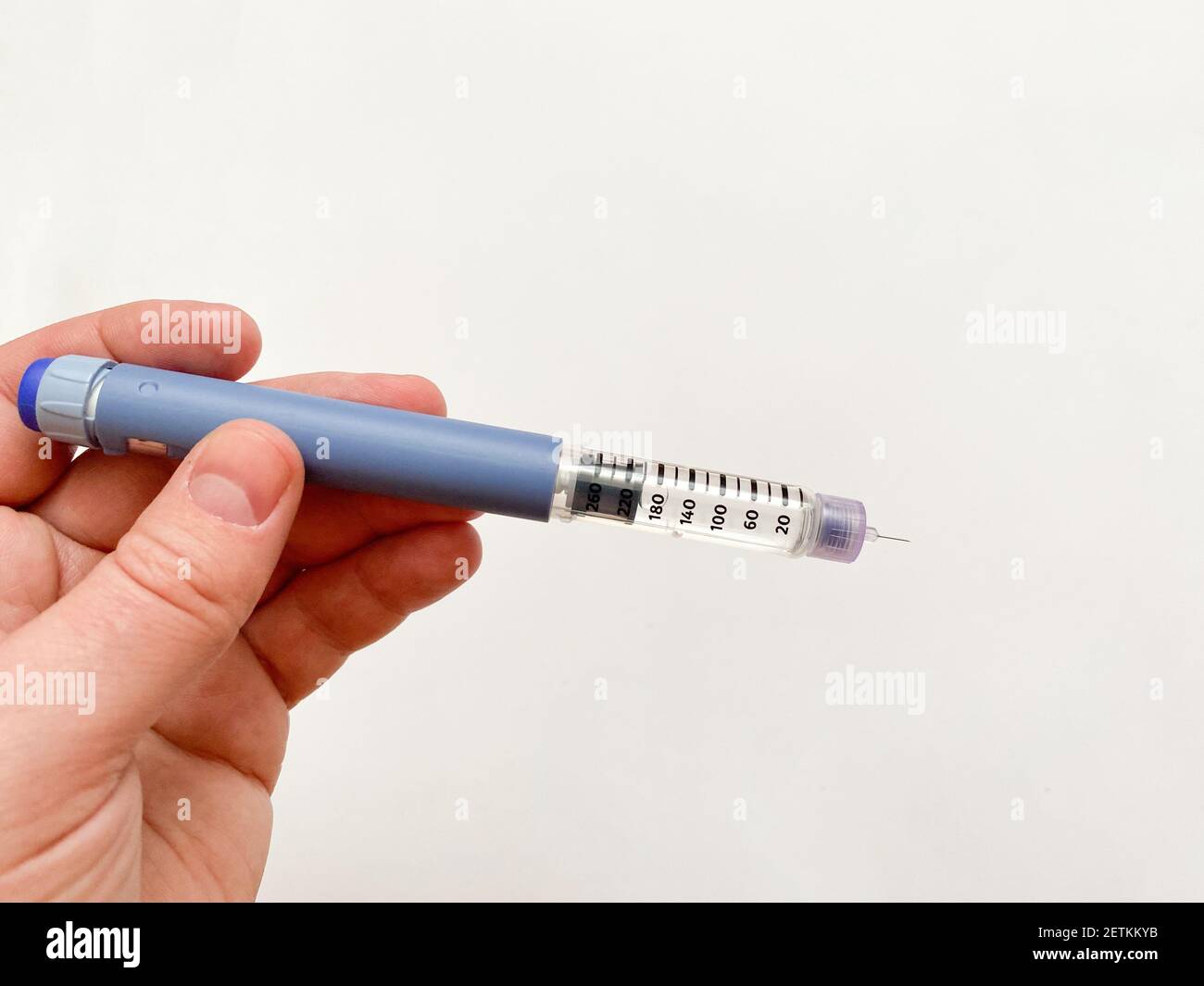 Siringa-penna per insulina in mano su sfondo bianco isolato. Insulina per  diabetici Foto stock - Alamy