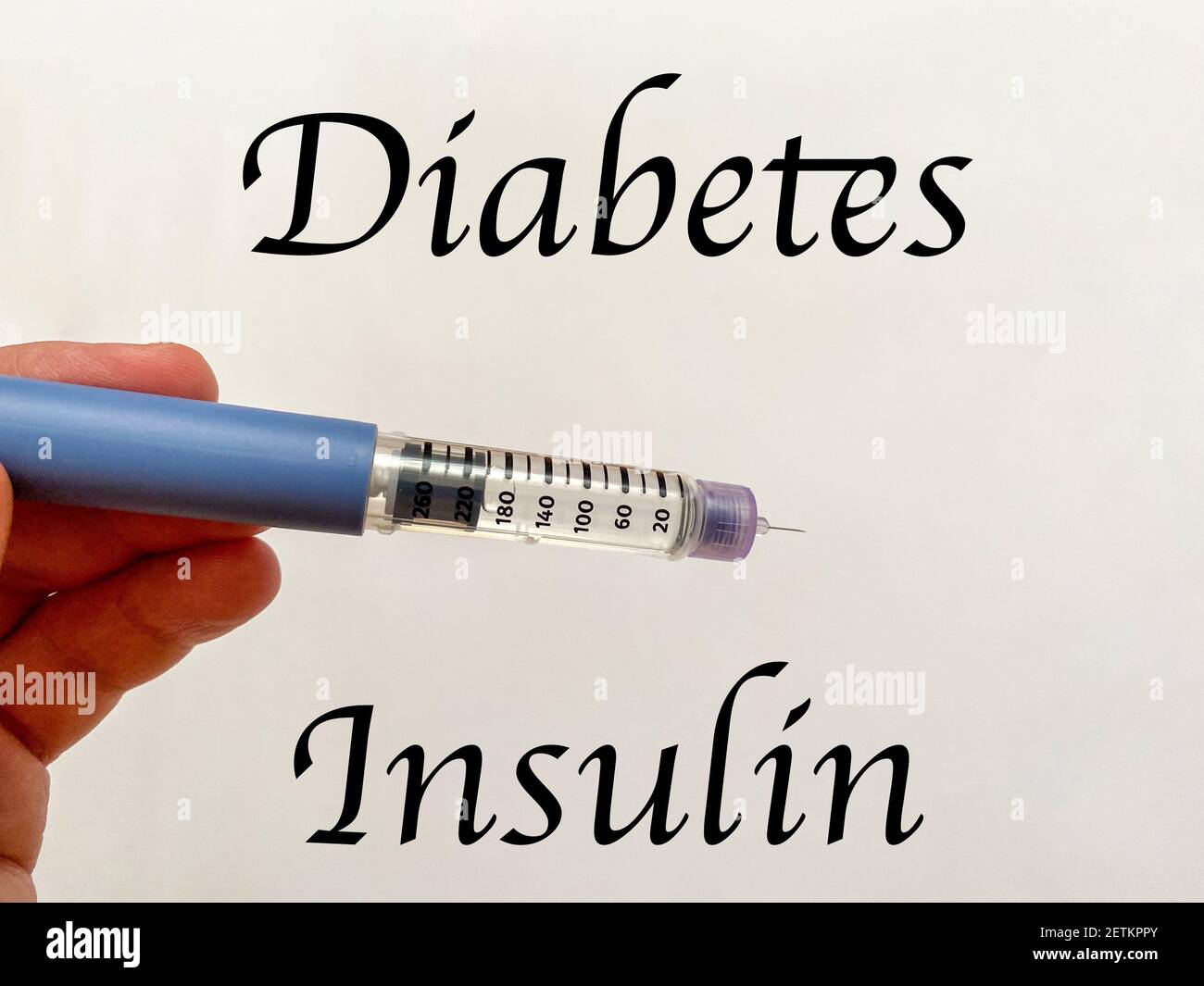 Siringa-penna per insulina in mano su sfondo bianco isolato