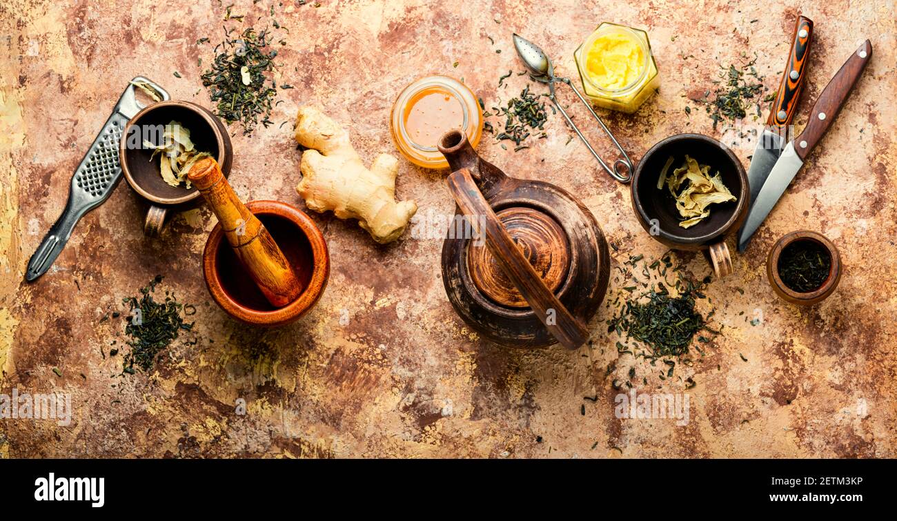 Teiera con tè a base di zenzero, miele e limone. Vitamina, tè curativo Foto Stock