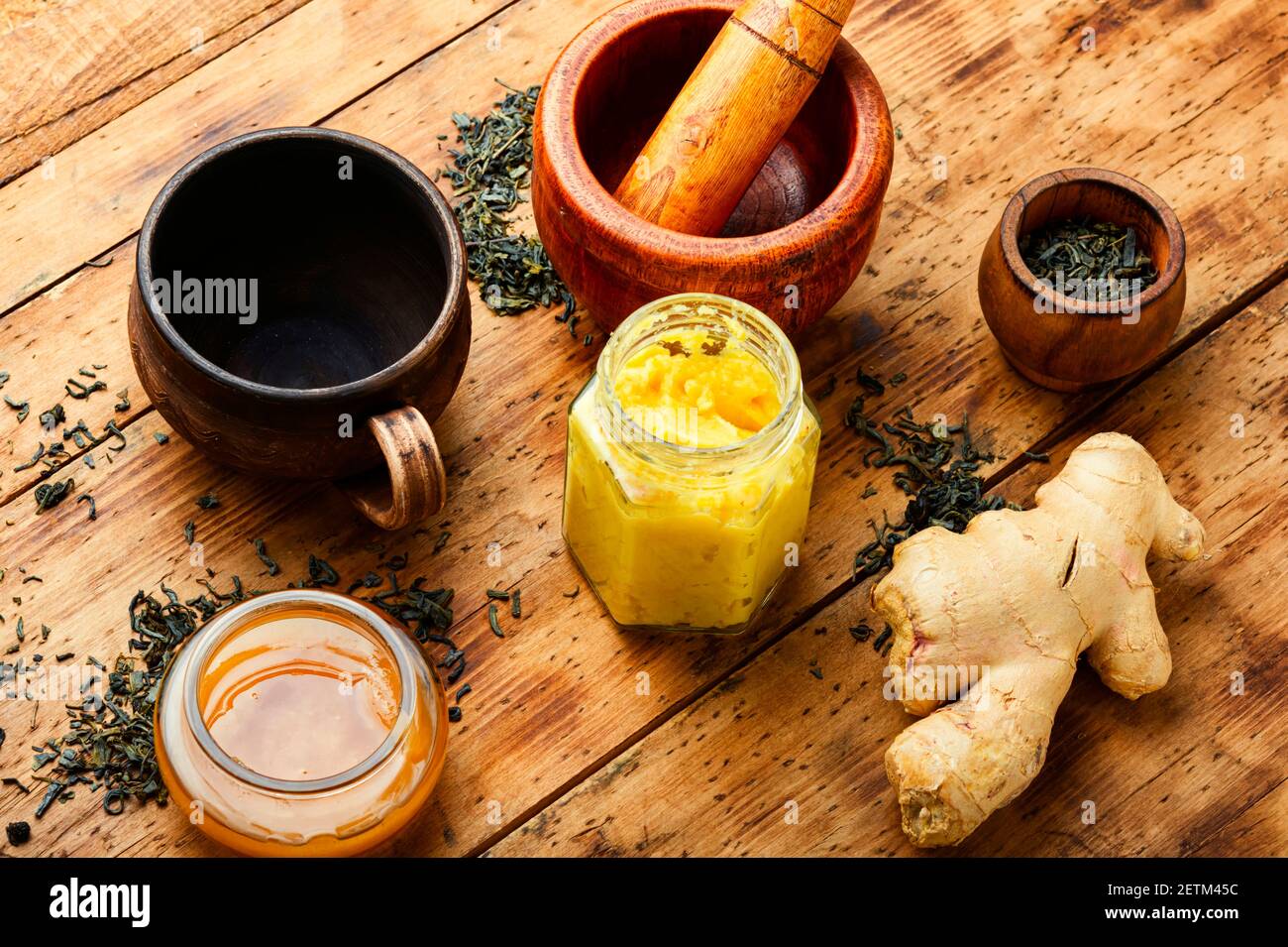 Tè con estratto di zenzero, limone e miele. Tè zenzero ingredienti Foto Stock