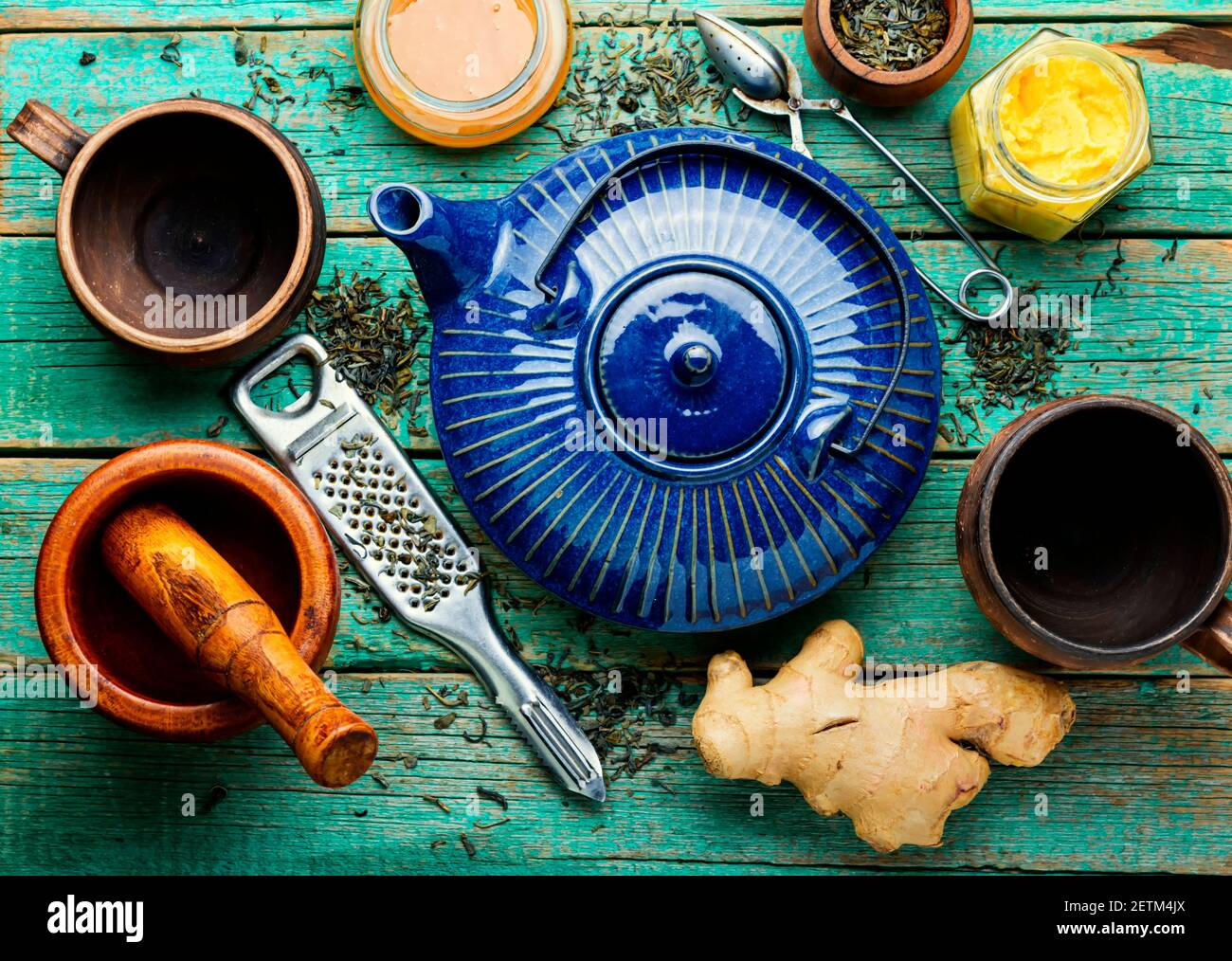 Teiera con tè a base di zenzero, miele e limone. Vitamina, tè curativo Foto Stock