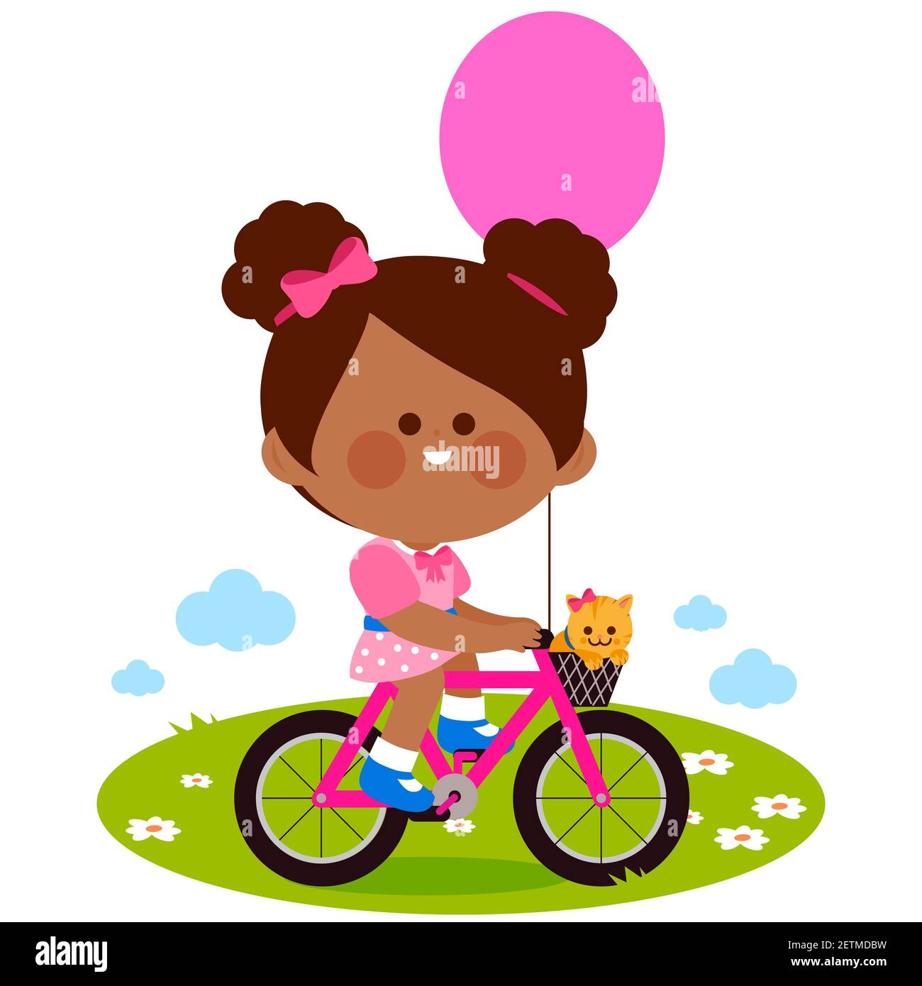 Bambina felice che va in bicicletta al parco. Una ragazza nera carina cavalca la sua bici con un palloncino rosa e un gatto. Foto Stock