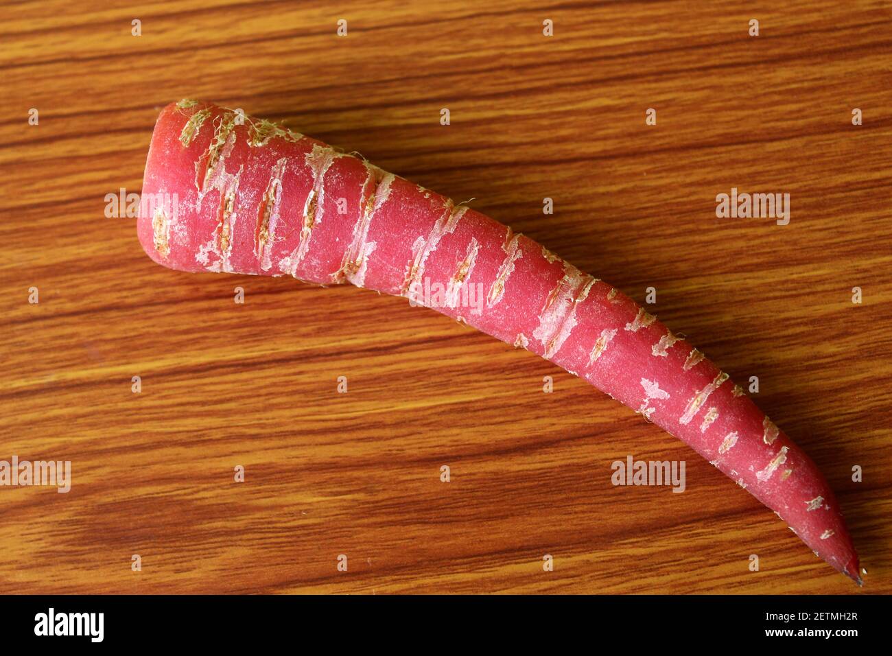 Carota fresca insalata sana cibo messo su legno, fuoco selettivo con sfocatura Foto Stock