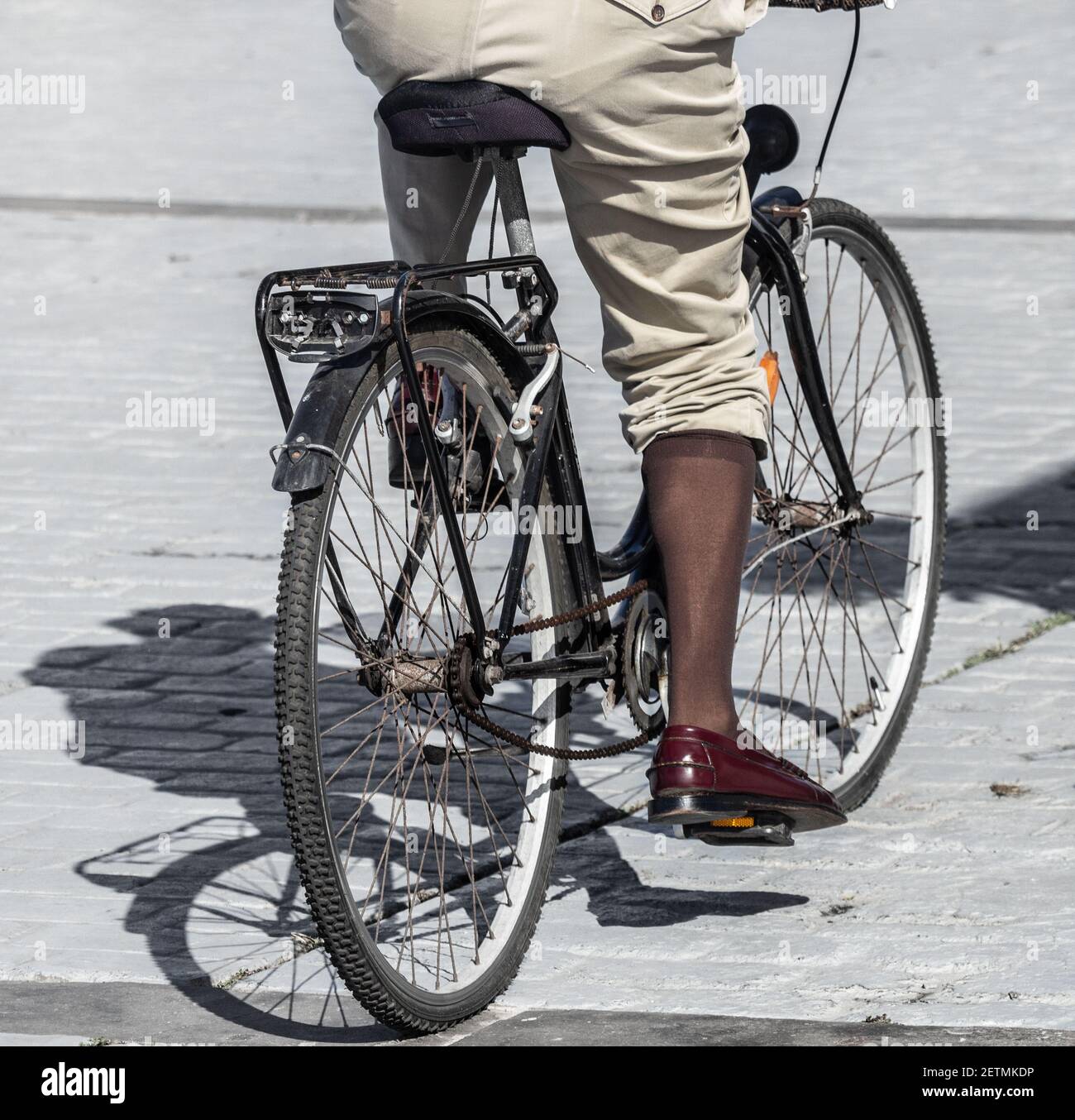 Bicicletta da corsa uomo anziano con abiti eleganti. Foto Stock