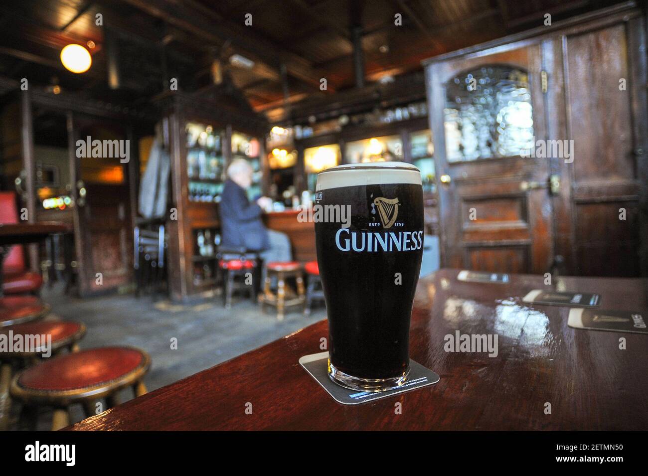 Una vista su una pinta perfetta di Guinness in MB.SLATTERY'S, un pub tradizionale di Dublino situato nel cuore di Rathmines, che fa parte della famiglia Slattery da due generazioni. Lunedì 3 aprile 2017 a Rathmines, Dublino, Irlanda. Foto di Artur Widak *** si prega di utilizzare credito da campo di credito *** Foto Stock