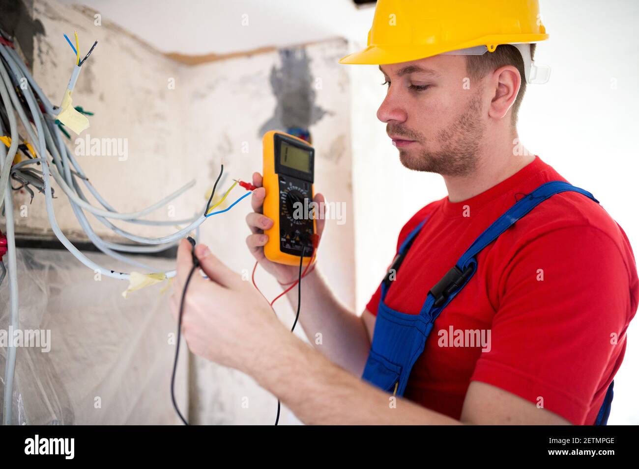 Esempio di un handyman che esegue il test dell'impianto elettrico Foto Stock