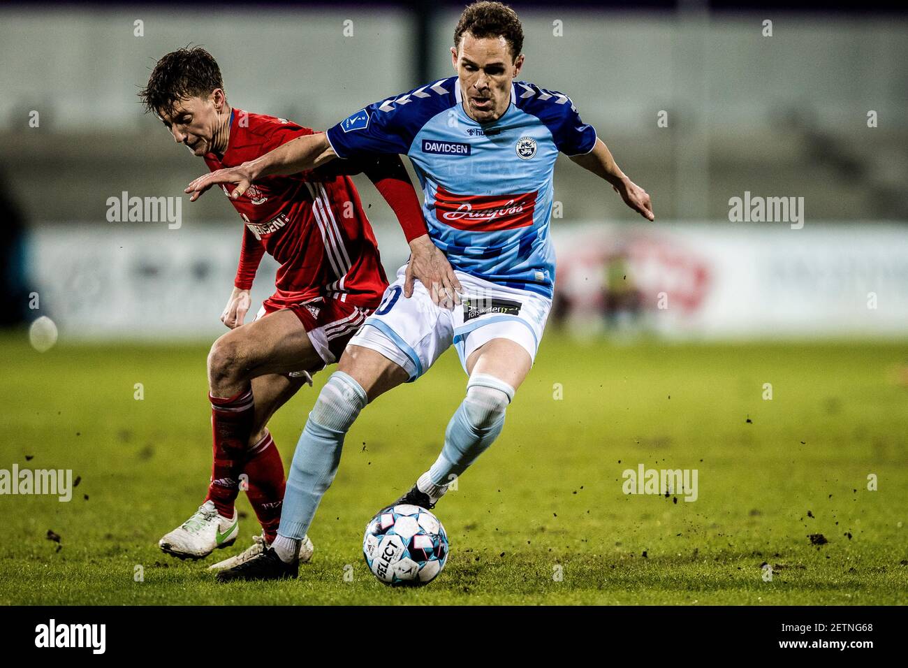 Haderslev, Danimarca. 01 Marzo 2021. Anders K. Jacobsen (10) di Soenderjyske e Mathias Hebo Rasmussen (8) di Lyngby visto durante la partita 3F Superliga tra Soenderjyske Lyngby Boldklub al Sydbank Park di Haderslev. (Photo Credit: Gonzales Photo/Alamy Live News Foto Stock