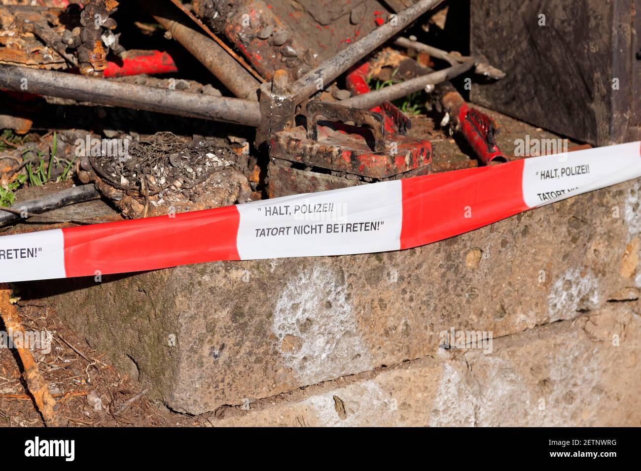 Vecchie cassette di sicurezza rotte, registratori di cassa e cassette di sicurezza, recuperate dalla polizia dal fiume di Berlino Sprea Foto Stock