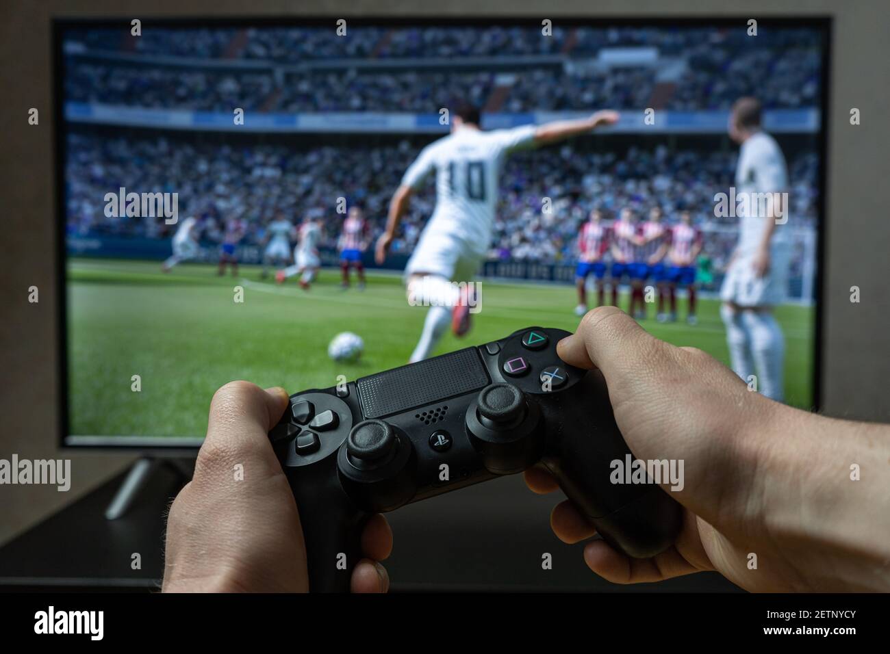 Video gaming con punto di vista. Riproduzione di videogiochi su  PlayStation. Videogioco di calcio FIFA Foto stock - Alamy