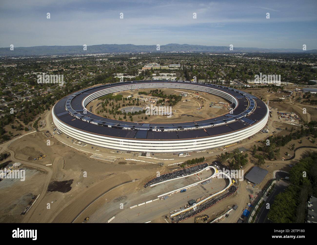 Una vista aerea del Campus 2 di Apple viene catturata da un drone a Cupertino, California, il 15 aprile 2017. (Foto di LiPo Ching/Bay Area News Group/TNS) *** utilizzare credito dal campo di credito *** Foto Stock