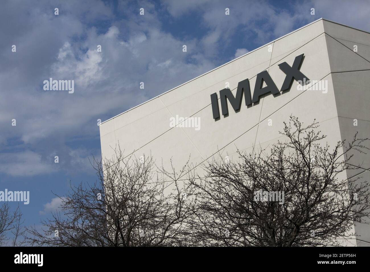 Un logo all'esterno della sede centrale della IMAX Corporation a Mississauga, Ontario, Canada, il 16 aprile 2017. Photo by Kristoffer Tripplaar *** Please use Credit from Credit field *** Foto Stock