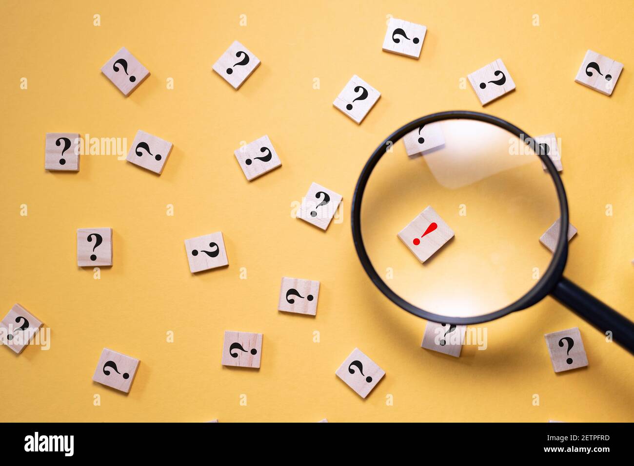 La lente di ingrandimento si concentra sul punto esclamativo tra il punto interrogativo. Concetto di domande e risposte, scelta di domande frequenti e soluzione Foto Stock