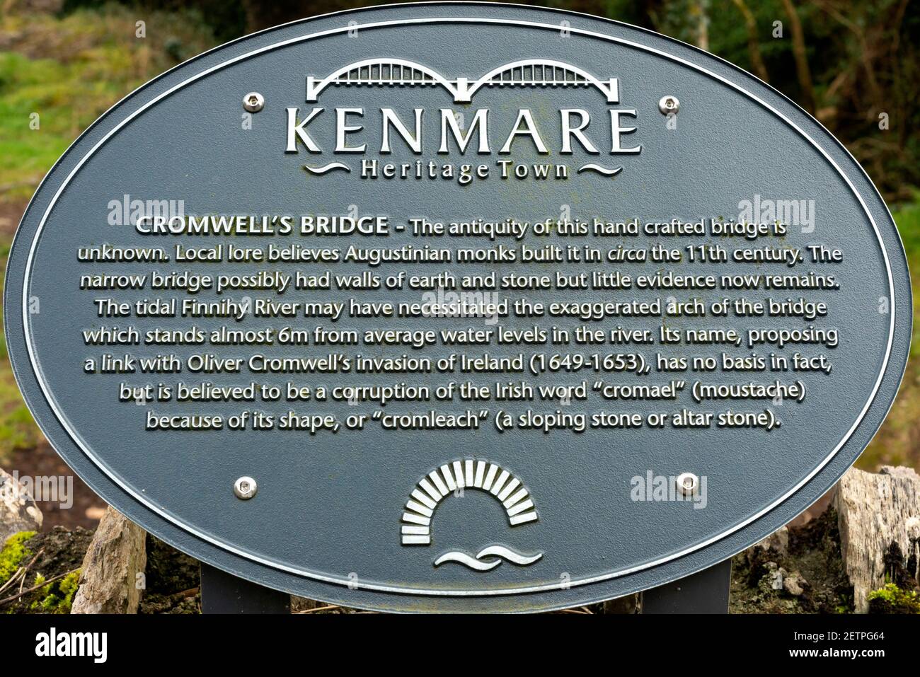 Informazioni sulla città storica di Kenmare e sul Cromwell's Bridge, cartello a Kenmare, County Kerry, Irlanda Foto Stock