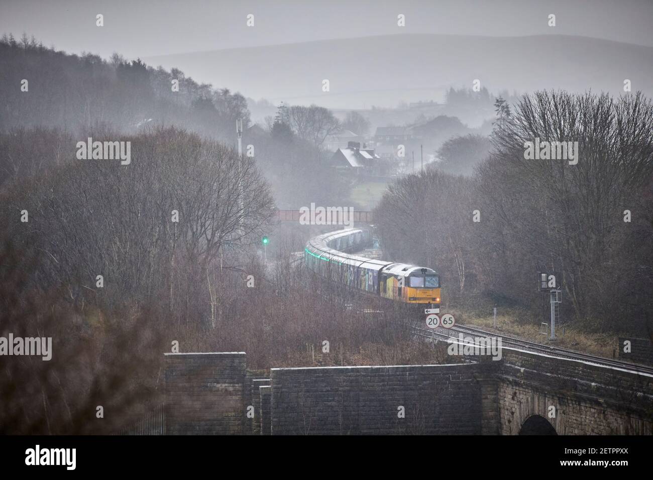 Todmorden Viadotto British Rail Colas Rail classe 60087 biomassa Drax treno merci Foto Stock