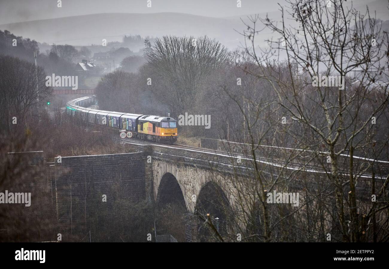 Todmorden Viadotto British Rail Colas Rail classe 60087 biomassa Drax treno merci Foto Stock