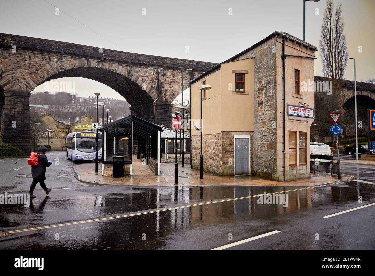 Viadotto di Todmorden e stazione degli autobus Foto Stock