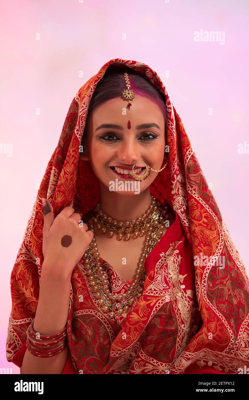 RITRATTO DI UNA GIOVANE DONNA IN ABBIGLIAMENTO TRADIZIONALE Foto Stock