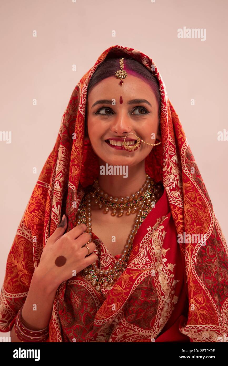 RITRATTO DI UNA DONNA IN ABBIGLIAMENTO E ORNAMENTI TRADIZIONALI Foto Stock