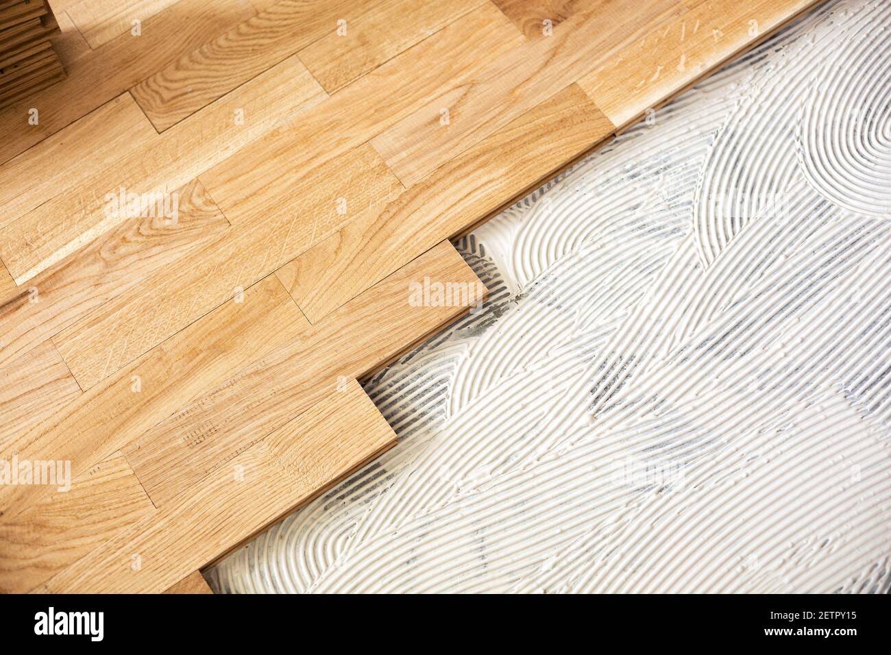 Una closeup di miscela di sottopavimento e le piastre di parquet assemblate in l'ambiente di lavoro Foto Stock