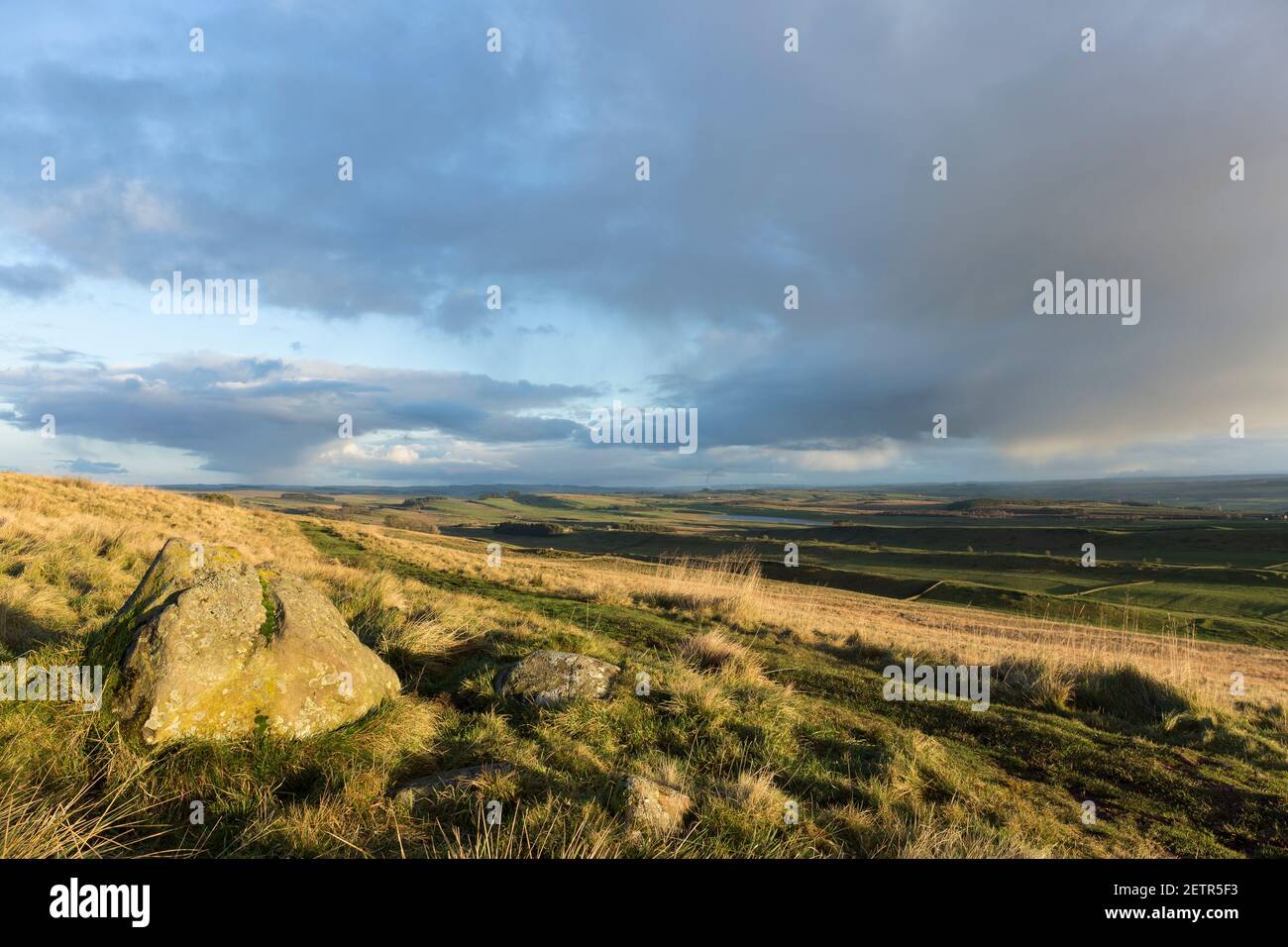 Il corso della Via militare Romana sotto Hotbank Crags, il Muro di Adriano, Northumberland, Regno Unito Foto Stock