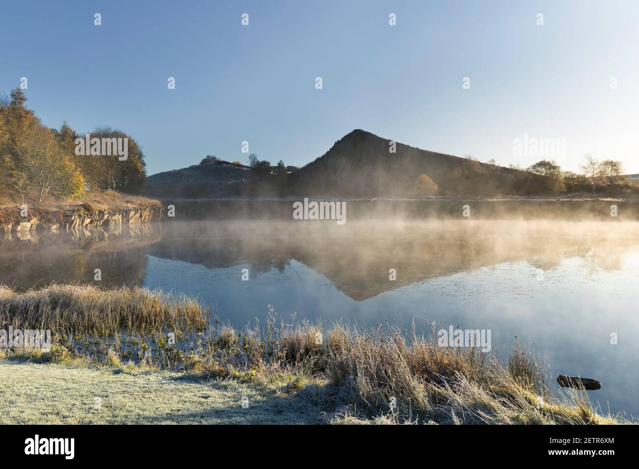 Cawfield Quarry pool at Dawn, Hadrian's Wall, Northumberland, UK Foto Stock